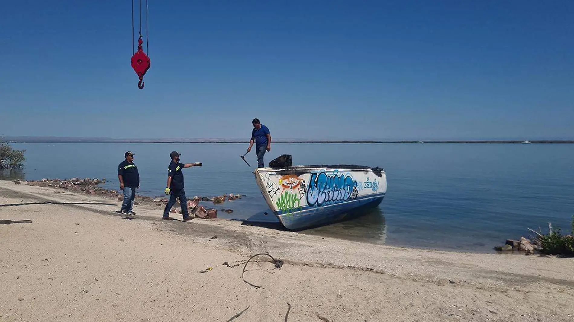 Retiran embarcacion de bahia de la paz